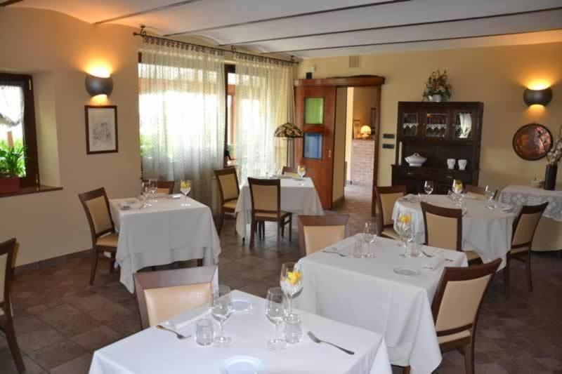 בית הארחה Cerretto Langhe 	Trattoria Del Bivio מראה חיצוני תמונה