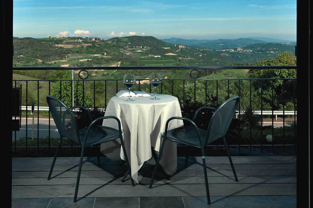 בית הארחה Cerretto Langhe 	Trattoria Del Bivio חדר תמונה
