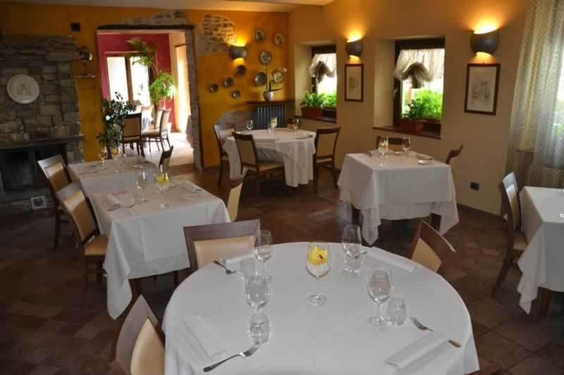 בית הארחה Cerretto Langhe 	Trattoria Del Bivio מראה חיצוני תמונה