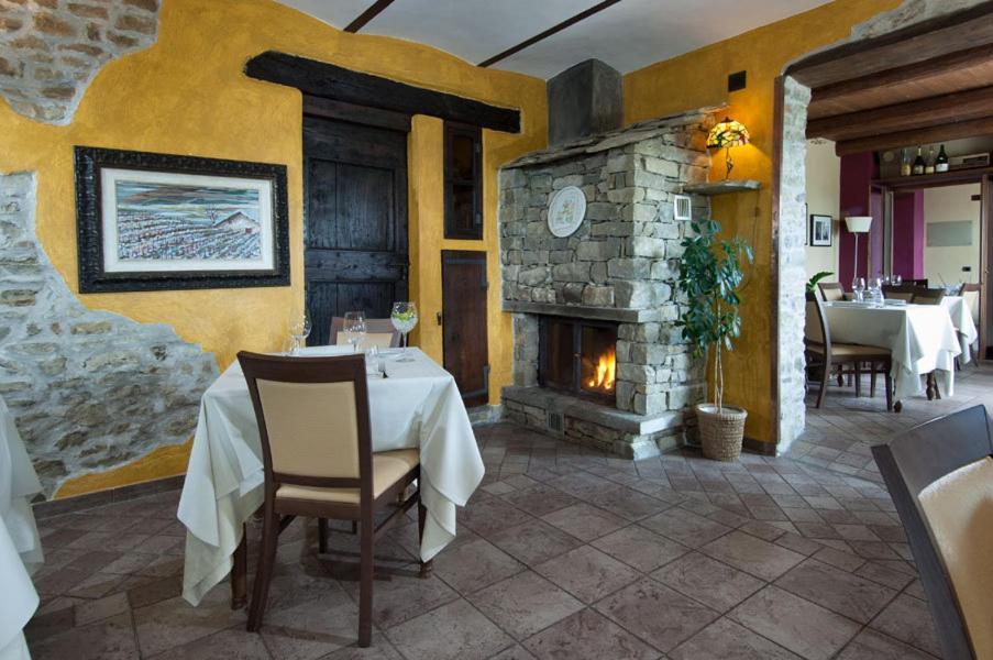 בית הארחה Cerretto Langhe 	Trattoria Del Bivio מראה חיצוני תמונה
