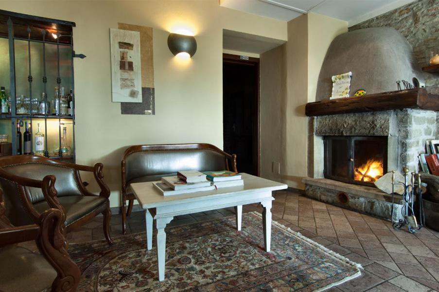 בית הארחה Cerretto Langhe 	Trattoria Del Bivio מראה חיצוני תמונה