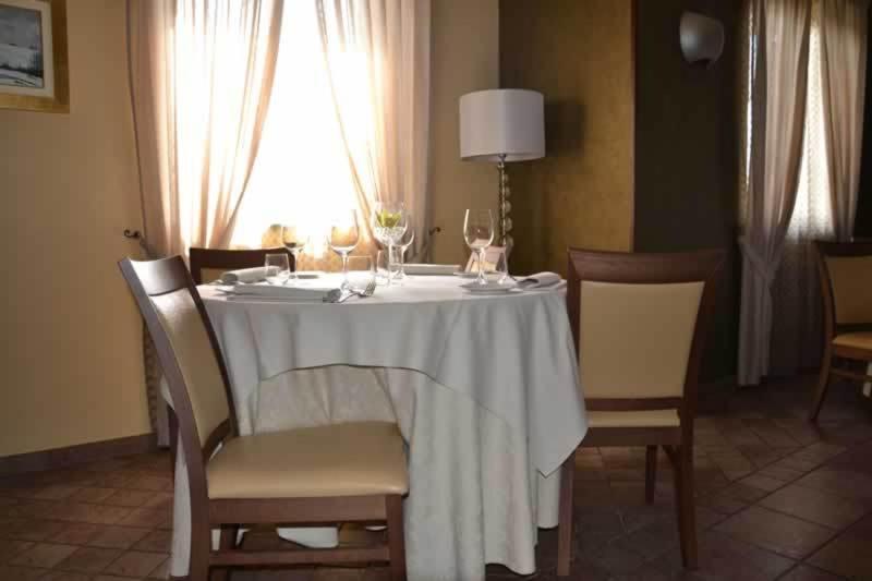 בית הארחה Cerretto Langhe 	Trattoria Del Bivio מראה חיצוני תמונה