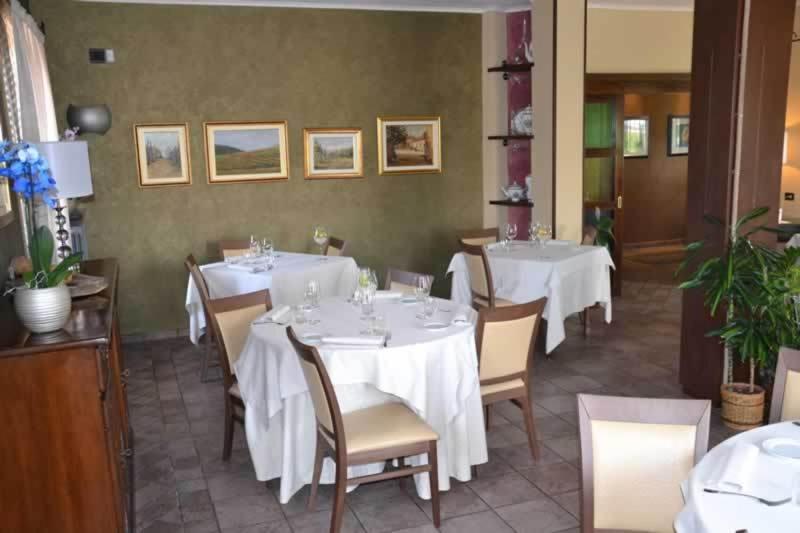 בית הארחה Cerretto Langhe 	Trattoria Del Bivio מראה חיצוני תמונה